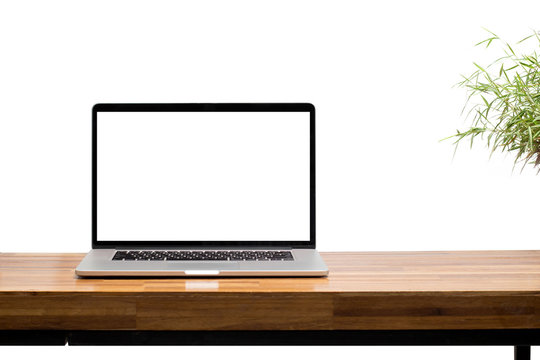 laptop blank screen on wooden table
