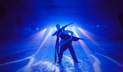 Foto op Plexiglas Dancing couple. Couple dancing in the water. © davit85