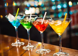Photo sur Aluminium Cocktail Multicolored cocktails at the bar.
