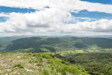 Widok z górskiego szczytu na pamoramę gór