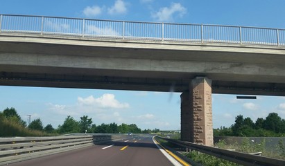 Leere Autobahn in der Baustelle mit Brücke