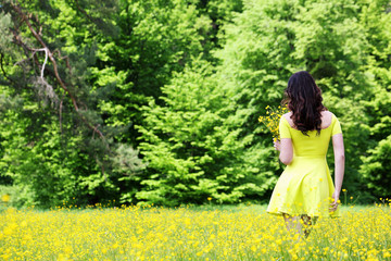 Fototapeta premium Women with a bouquet of buttercups