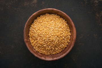 halbierte und geschälte Mungbohnen in einer Holzschüssel