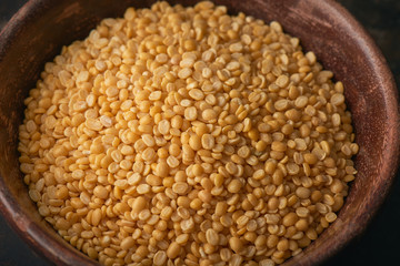 halbierte und geschälte Mungbohnen in einer Holzschüssel