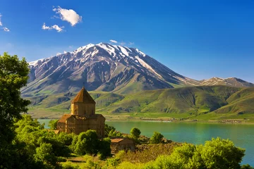 Foto op Plexiglas Kalkoen. Akdamar-eiland in Van Lake. De Armeense kathedraalkerk van het Heilig Kruis (uit de 10e eeuw). De slapende vulkaan Mount Cadir (Cadir Dagi) op de achtergrond © WitR
