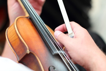  Violin./Close-up of a violin in the hands of the violinist.