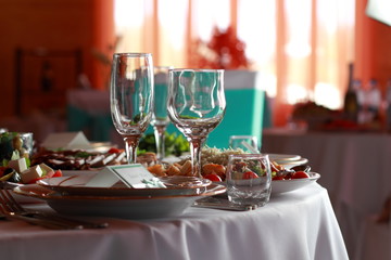 Table setting in white-blue color./Luxury wedding lunch table setting, in white-blue color.