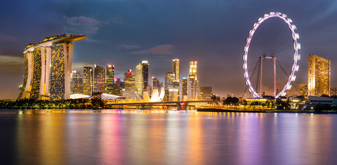 Obraz premium Singapore Skyline and view of Marina Bay at Dusk