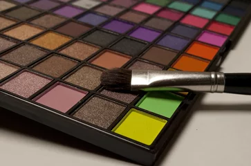 Tapeten kleurrijk oogschaduw palet © monicaclick