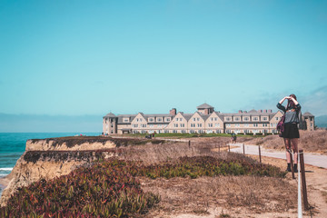 Obraz premium Girl in front of Ritz Carlton in Half Moon Bay in California