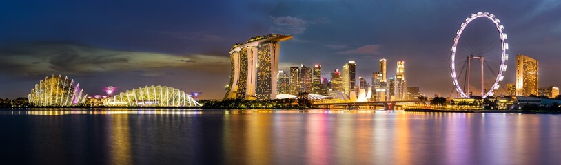 Obraz premium Singapore Skyline and view of Marina Bay at Dusk