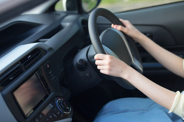 運転する女性