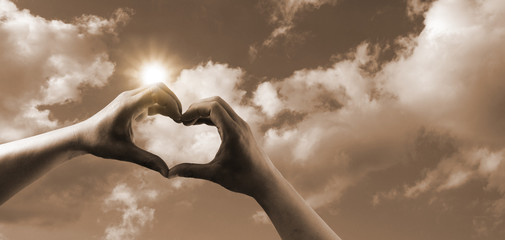 Liebe Symbol Hand als Herz geformt mit Himmel Hintergrund