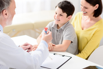 Obraz premium Pediatrician doctor examining child
