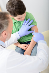 Obraz premium Doctor pediatrician injecting vaccine