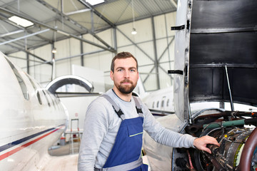 Fototapeta na wymiar Portrait Flugzeugmechaniker im Hangar // portrait aircraft mechanic