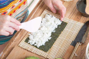 cooking roll sushi