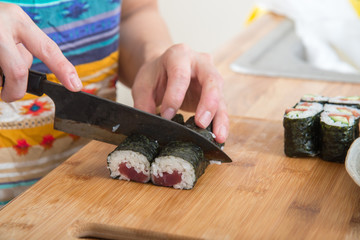 cooking roll sushi