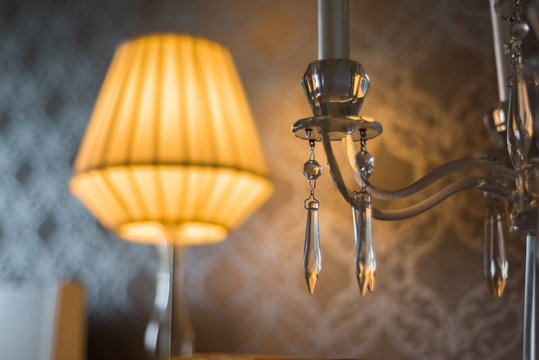 Lampa świecznik w kryształach w pałacu home staging