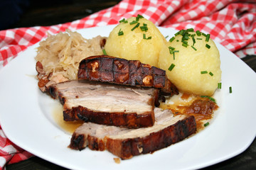 organisch lifestyle schweinekrustenbraten, knödel, sauerkraut, speck, selbstgemacht, modern, neu, 