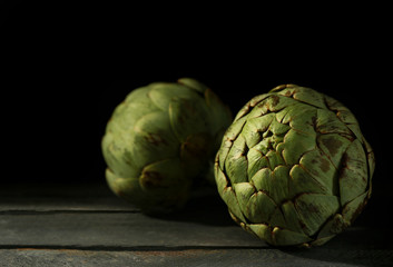 Obraz premium Artichokes on wooden background