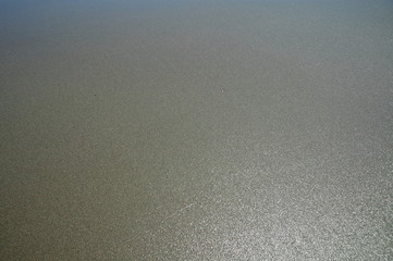 波打ち際の濡れた砂