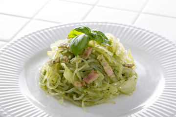 こんにゃくパスタ　バジルソース