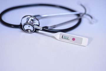A thermometer and stethoscope, thermometer indicating fever in Fahrenheit.
For Celsius please see File: #114353397