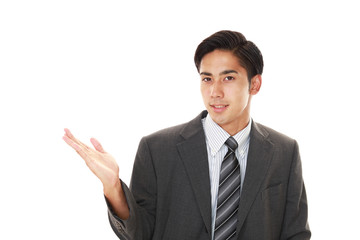 案内する笑顔のビジネスマン