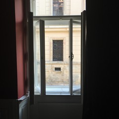 finestra in centro storico di praga