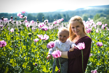 Mama mit Kind im Mohnfeld