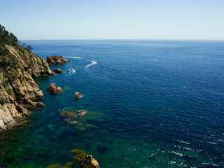 Fototapeta premium Vistas desde los acantilados al mar transparente de tonalidades azules y verdes de la Costa Brava de Tossa de Mar a Sant Feliu de Guixols verano de 2016