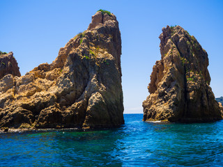 Vistas de rocas en el mar transparente de tonalidades azules y verdes de la Costa Brava en verano...