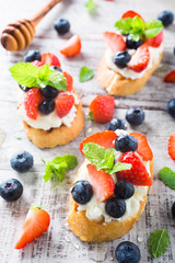 Crostini with grilled baguette, cream cheese and berries