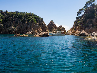 Obraz premium Vistas del mar, en la Costa Brava de Tossa de Mar a Sant Feliu de Guixols , navegando sobre aguas azules en verano de 2016