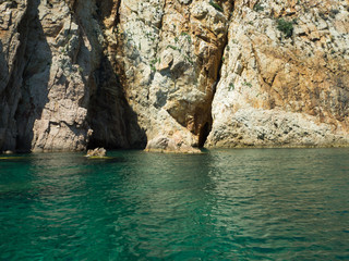 Fototapeta premium Vistas del mar, y la textura de las rocas con cuevas en la Costa Brava de Tossa de Mar a Sant Feliu de Guixols , navegando sobre aguas azules en verano de 2016