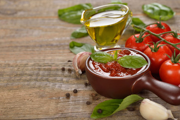 Tomato sauce with basil