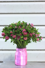 Букет полевого красного клевера в банке,оформленной лентой