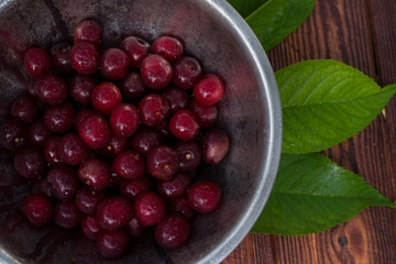 Свежая вкусная вишня на деревянном фоне