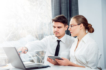 Obraz premium Woman adviser with a businessman