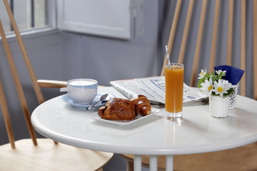 Colazione cappuccino spremuta croissant
