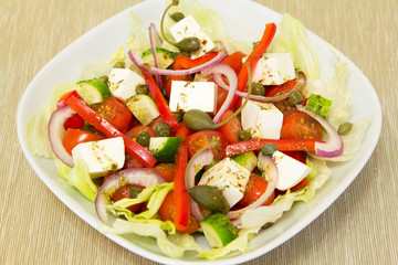 Греческий салат с каперсами