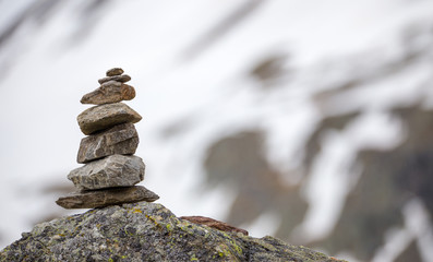Steinstapel als Wegweiser im Hochgebirge