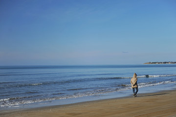 海辺を散歩する人
