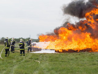 Obraz premium Fighting fire with a foam extinguisher