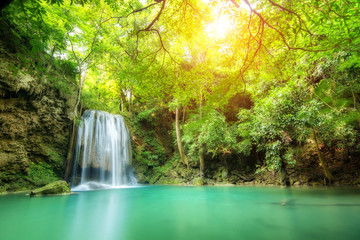 Fototapeta premium Erawan wodospad, piękny wodospad w lesie wiosną w Tajlandii.