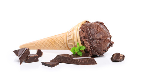 cornet de glace au chocolat sur fond blanc