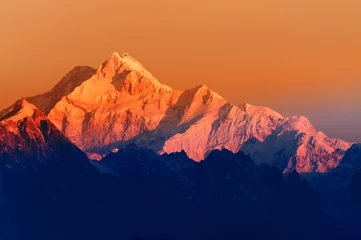 Photo sur Plexiglas Kangchenjunga Belle première lumière du lever du soleil sur le mont Kanchenjugha, chaîne de montagnes de l& 39 Himalaya, Sikkim, Inde. Teinte orange sur les montagnes à l& 39 aube.