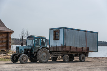 Obraz premium old tractor transportation of oversize cargo