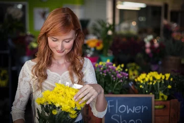 Crédence de cuisine en verre imprimé Fleuriste Fleuriste femme tenant un bouquet de fleurs